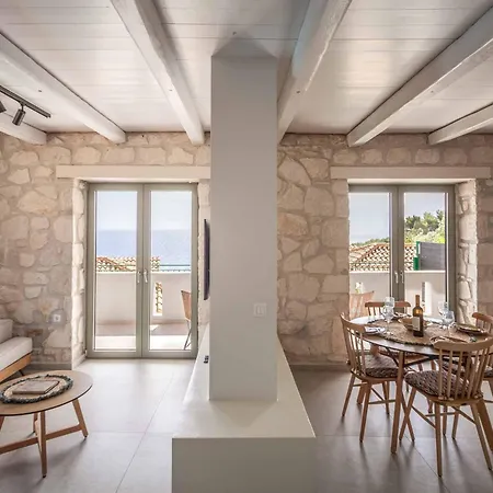 Yiannis Villa *