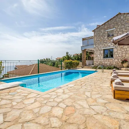 Yiannis Villa *
